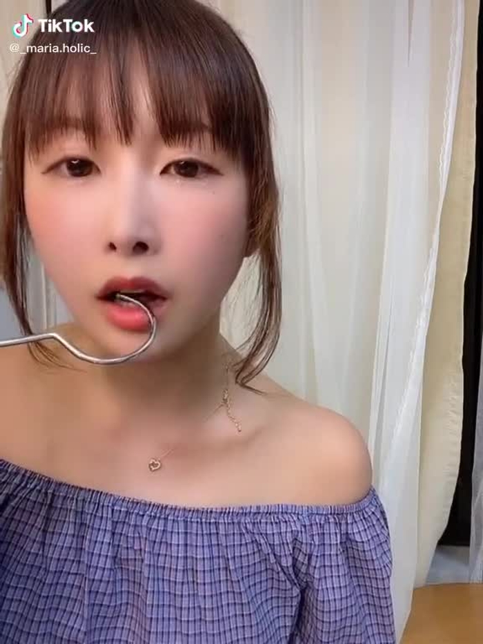#ハンガー好きな人と繋がりたい　#誰でもいいから繋がりたい　#意外とほっぺ痛い　#海外のやつパクった　#唾奇のBGM爆　#唾奇さんに謝りたい