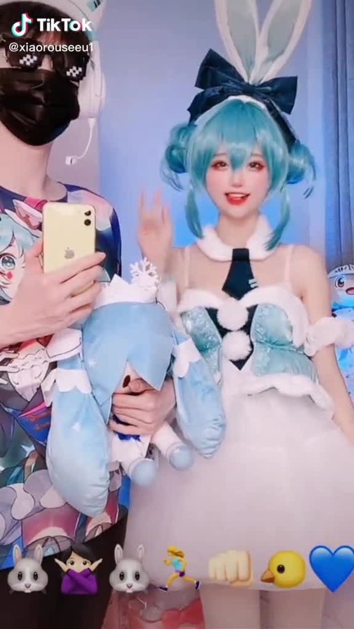 😂原来老公就是拿来这样用的…@小小白 🙃#工具人镜面舞  #tiktok #tiktok中国 #小柔seeu #cosplay #douyin #嗯哼哼挑战