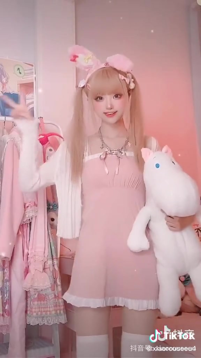 抢了一下玩偶衣服穿 他穿好看 还是我穿好看#陸抖