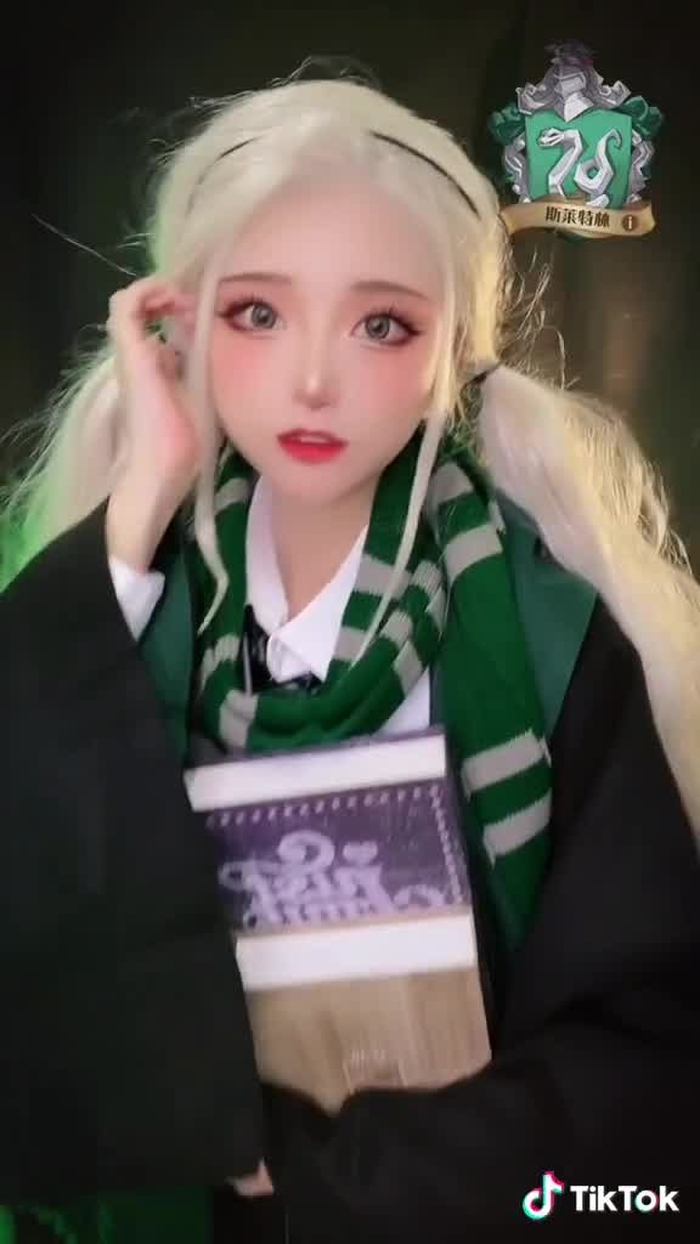 #fyp #cosplay #harrypotter 新生报到！我们一起来学魔法吧！#哈利波特魔法觉醒 #霍格沃茨新生报到 #喜欢魔法的女生有多可爱...