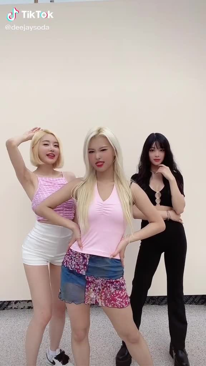 친구들이랑 #오케이챌린지 #okaychallenge 👌🏻💕✨@emily.ghoul  @momoland_161110 #momoland #djsoda #ahin
