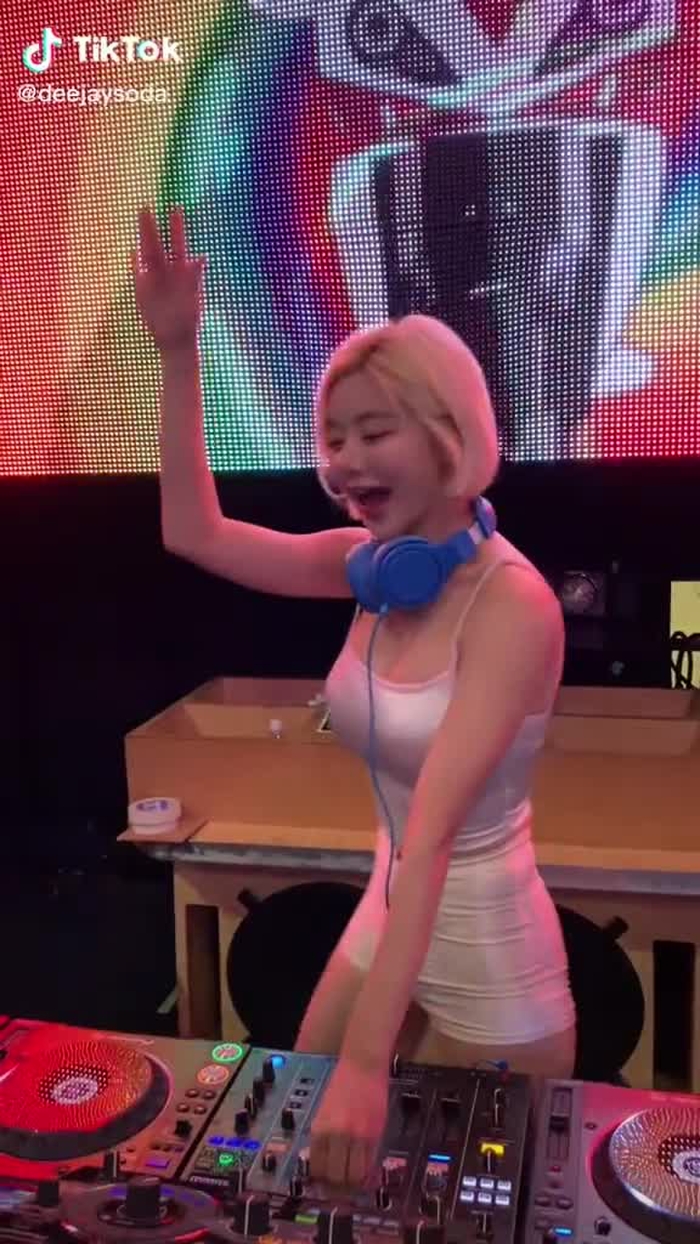 오늘 8시에 하이트 진로 글로벌 유튜브에서 라이브 공연할꺼야!! 소다랑 방구석 파티할 사람?💖💖See you at my LIVE CONCERT! tonight!🙌🏻8PM(Kst)❤️https://bit.ly/3iwSgoD