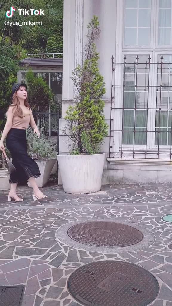 マンホールの上はダンスホール