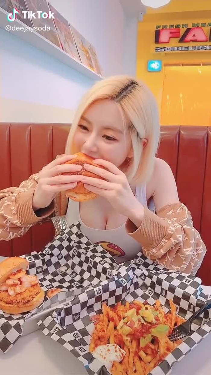 오랜만에 먹방🍔❤️ #fyp #djsoda 2