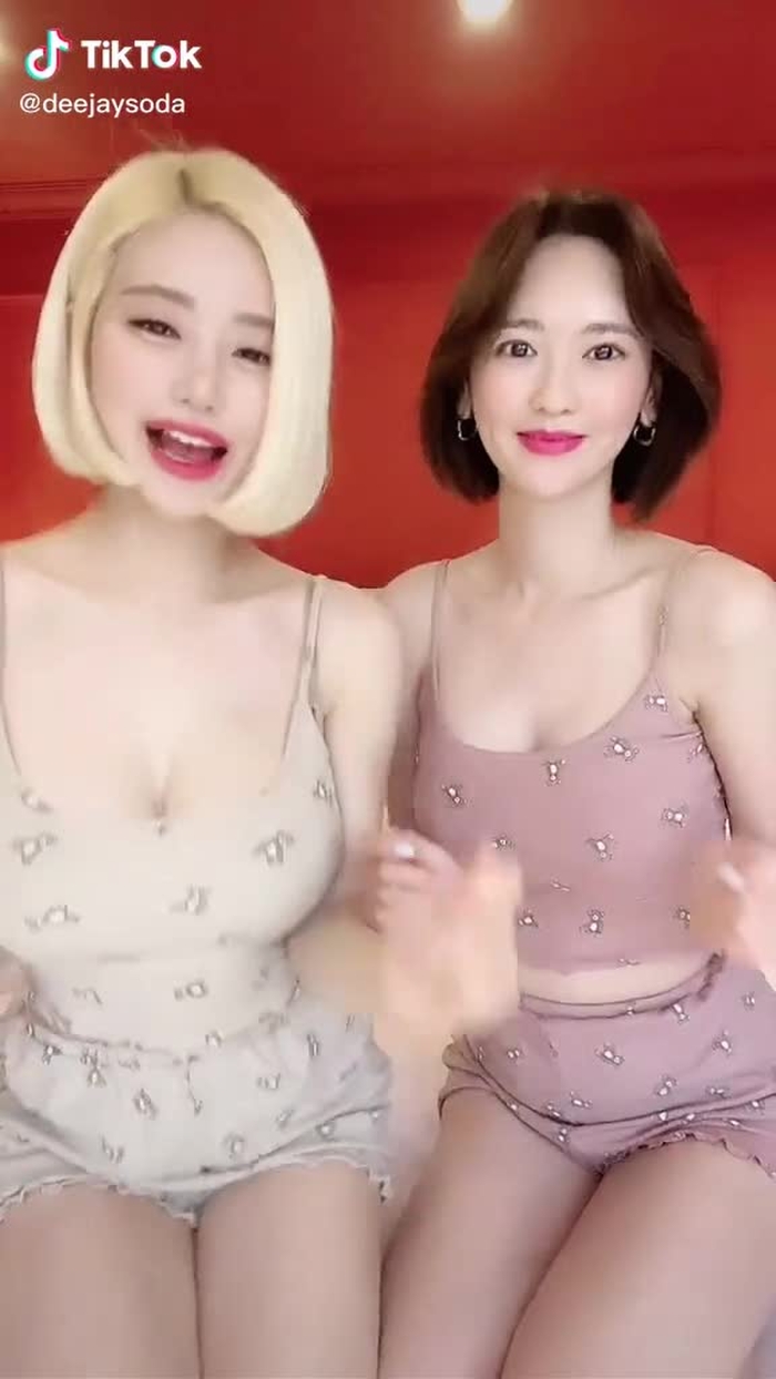 오늘이 화이트데이래 얘들아....🥲 #화이트데이 에 친구랑 춤이나 춰야지.....🌹 #fyp #djsoda 7
