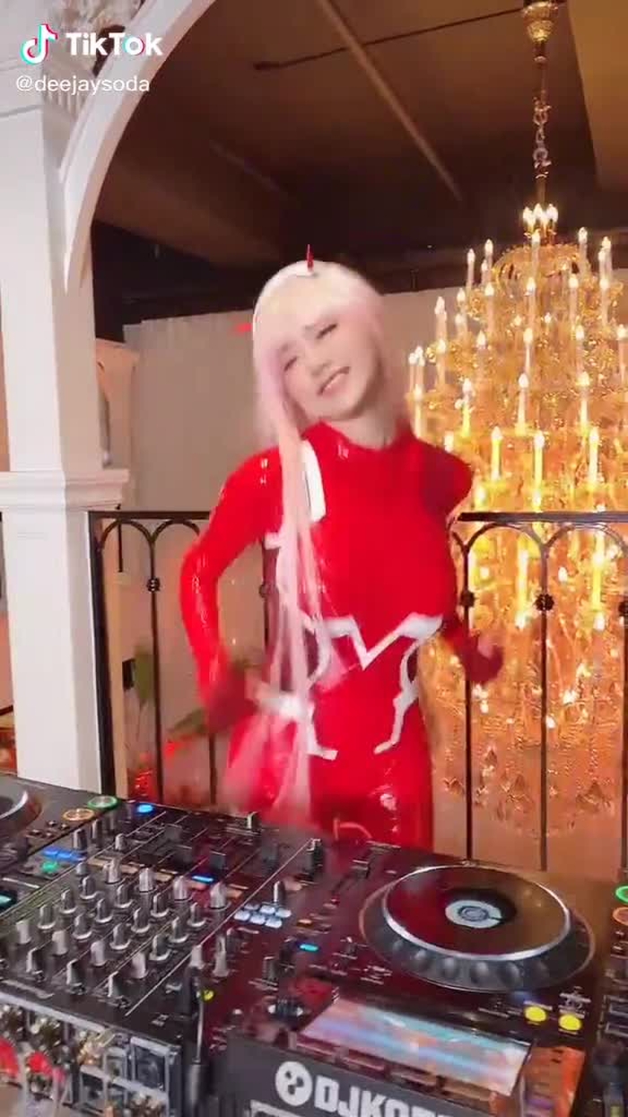 머리가 손에 걸려버렸어...😂😂 #zerotwo #dj #djsoda #디제이소다 #dj소다