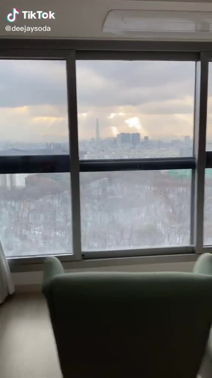 오늘 일어나자마자 #첫눈 보고 신난 강아지마냥 놀았어!!!!!☃️❄️☃️❄️ #FirstSnow in Korea🤍🖤🤍🖤