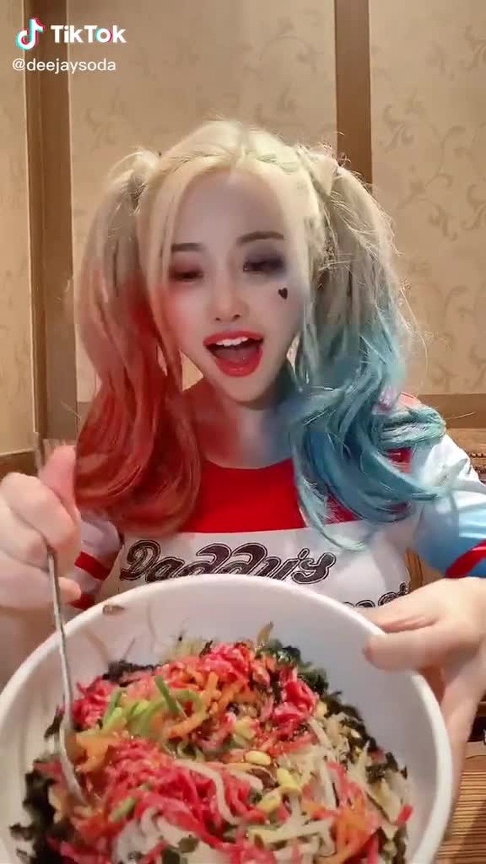 공연 끝나고 온몸이 망가진 채로 #육회비빔밥 먹는 #할리퀸 😢❤️💙 #djsoda #dj소다 #디제이소다 26