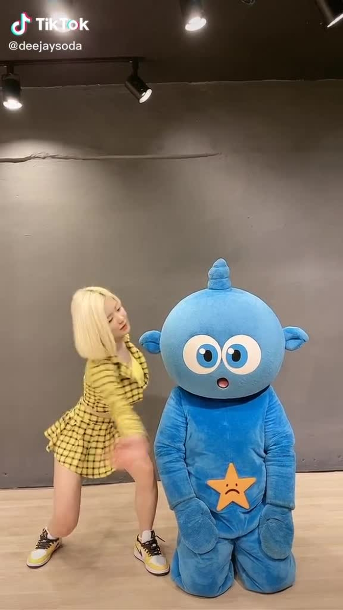 @starty_official 이춤 추면 엄청 운동된다 하핫💛 #djsoda #dj소다 #디제이소다 #꽃게춤 #리사 #블랙핑크 #blackpink #blink