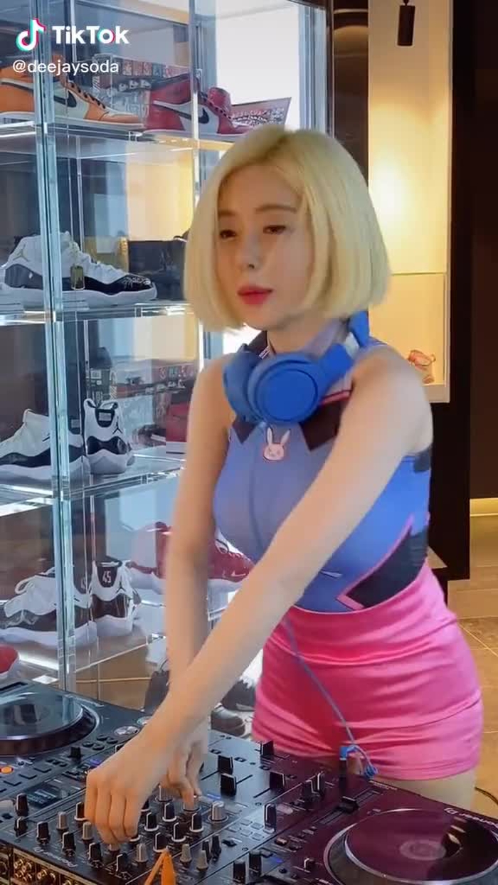 이따 새벽 6시에 디제잉 라이브 할꺼에요~💙💖twitch.tv/festivalseasontv Come see my stream on October 11th, 6:00 AM KST for 'Festival Season 3.0'. #djsoda #dj소다 #디제이소다