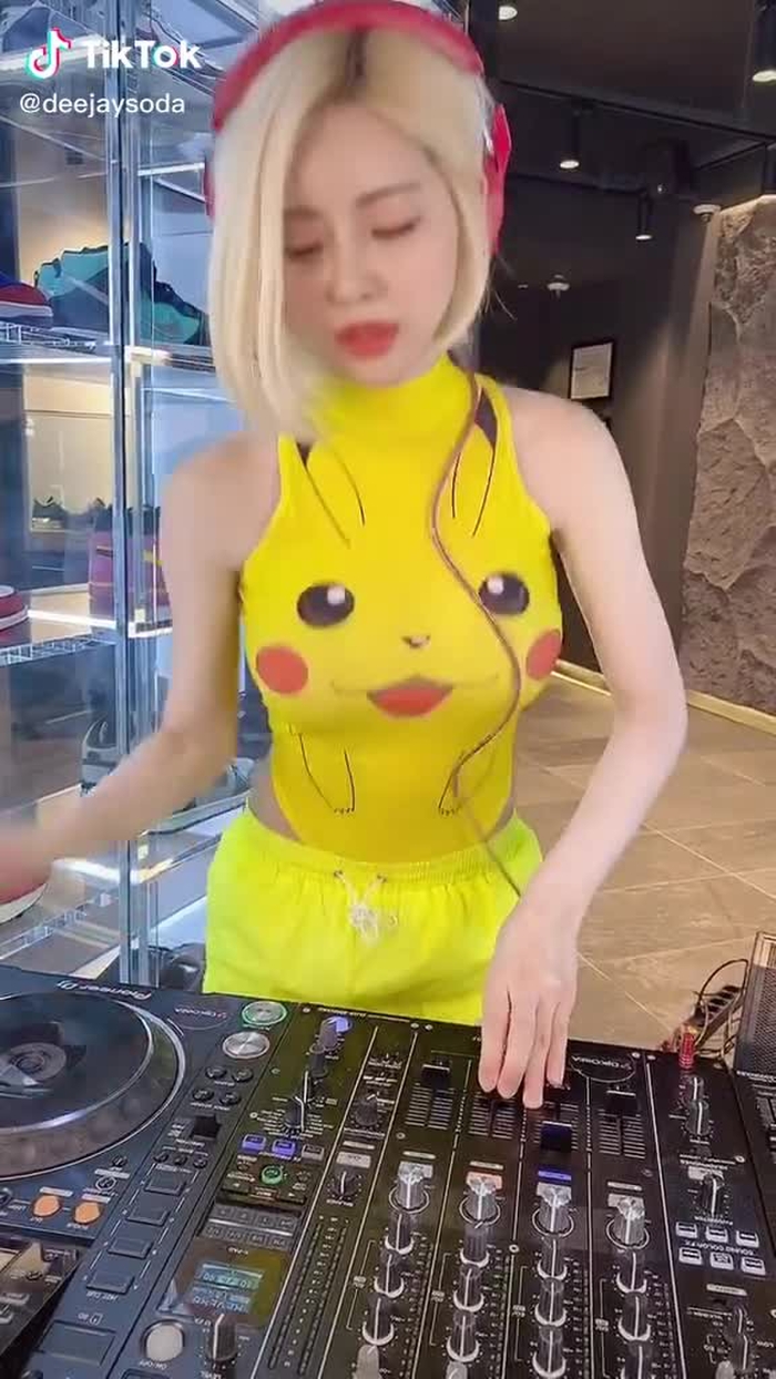 오늘 하루도 화이팅!!😍😍 #JackHarlow - #WHATSPOPPIN 💛 #pikachu #djsoda #dj소다 #디제이소다 #whatspoppinchallenge #whatspoppinremix