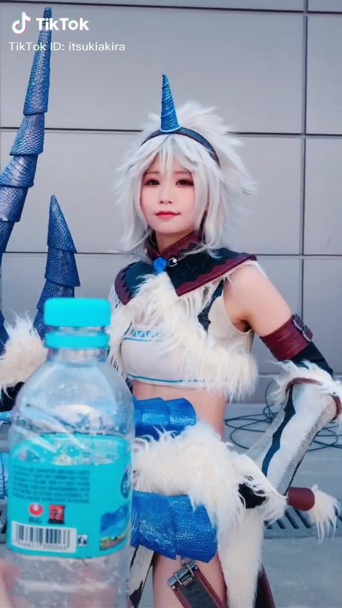 #モンハン  #キリン装備 で  #ペットボトルチャレンジ  してみた💪💪💪 #コスプレ #コスプレイヤー
