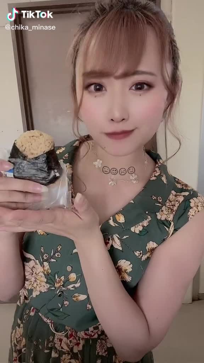 好きなおにぎりの具はツナマヨ #水瀬ちか #オススメのりたい #オススメ乗ってたら教えて #おうち時間 #夏コーデ #おにぎり #onigiri #青山テルマ
