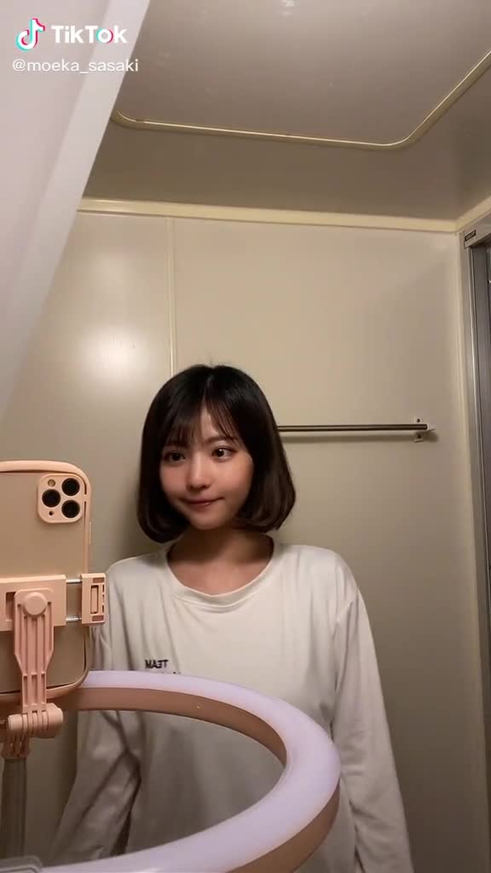 鏡越しの撮影に憧れたけどライト邪魔すぎてダサくなったの草だからとりあえずギブミーラブ😗　#おすすめ#fyp#fypシ ←シってなに