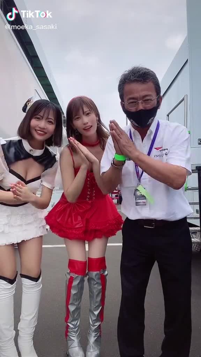 GAINERの監督とレースクイーン🤭🚗🏁💓💓監督ノリ良すぎて、ず〜っとヨイヤッサ！してくれました🤣💓💓@nonnondaaayo #SUPERGT#GAINER#レースクイーン#racequeen #佐々木萌香