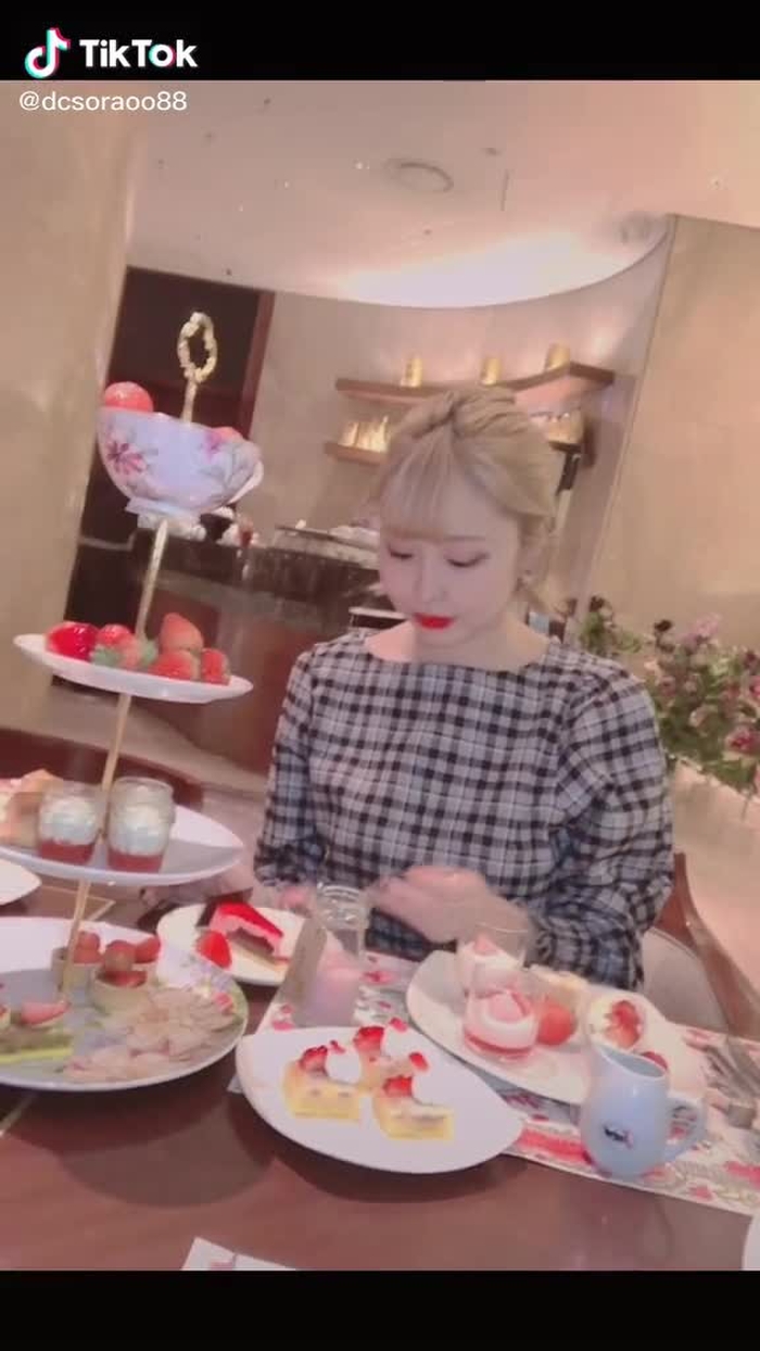 いちごビュッフェいってきた🍓 #いちごビュッフェ #ヒルトン東京 #もぐもぐ動画