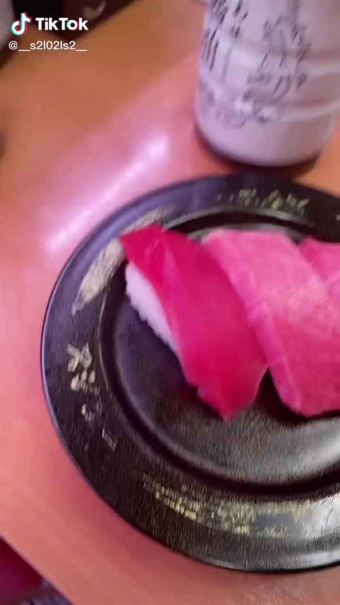 撮影会の後のご褒美🍣周りの目が気になりメチャキョドッテル。。笑#手首からマンゴー #ダンス#レースクイーン#地球グミ #ダイナマイト