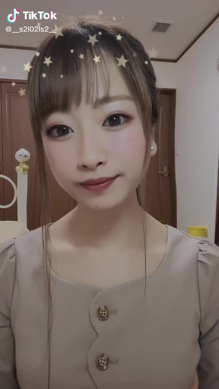 私のほっぺ触ってみる？#ほっぺ伸びる #ほっぺにキス #うぃんく #レースクイーン #モデル撮影 #ワンエイト #かわいい動物
