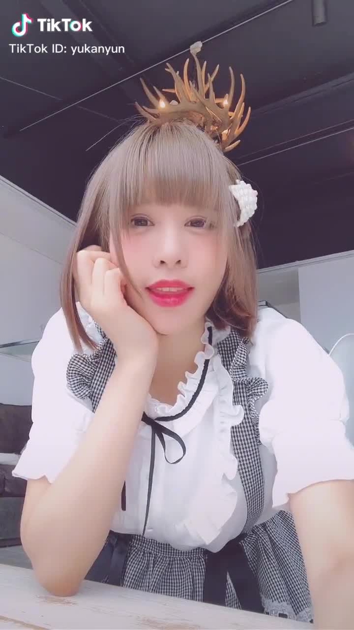 変顔ぶすすぎて自分でわらってるw #ぶりっ子すんのやめろ
