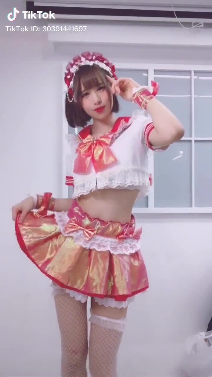 ダンスというものがめちゃくちゃ下手くそすぎてステージで悪目立ちするアイドルです、よくわからんがにこにこしながらやってるだれかたすけて