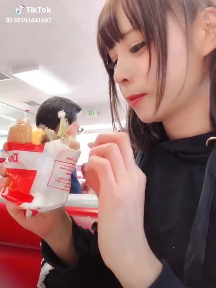 アメリカのハンバーガー顎が外れないと食べれないwww #usa #かーもんべいびーアメリカー #カーモンベイビーアメリカ #アメリカ