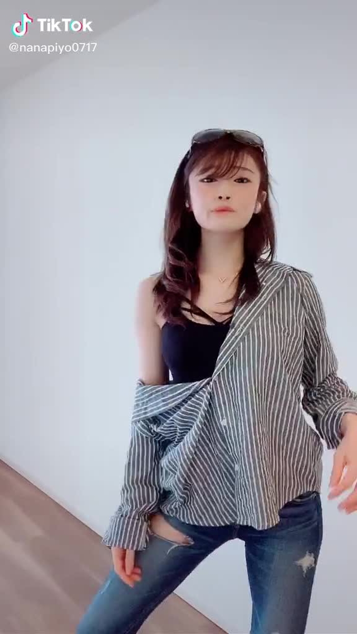 七瀬ひな改め七海ひなです🐣💕事務所移籍に伴いまして、改名及びTwitterの変更があります。七海ひなの新アカウントTwitter@ nanapiyo07177のフォローをよろしくお願い致します🐣💕 1