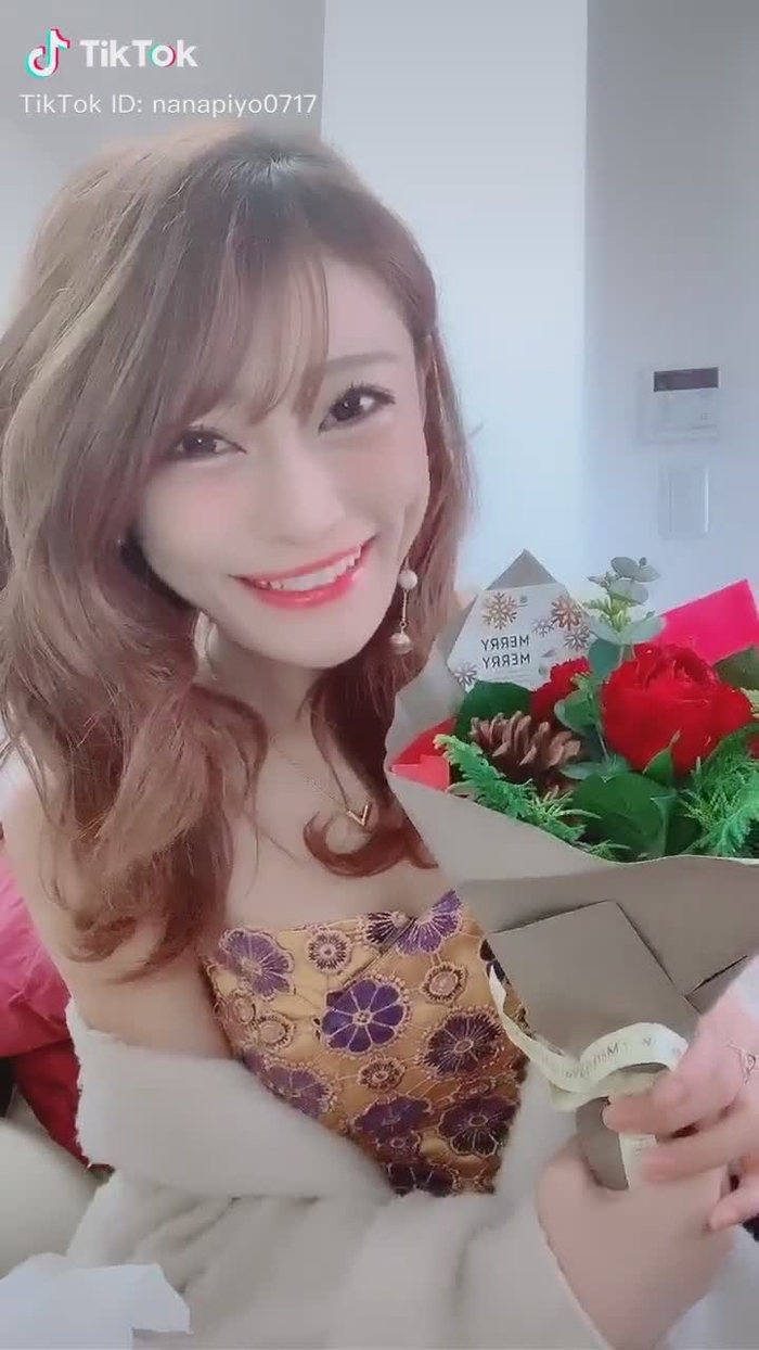 TikTok (ティックトック) で 七海ひな🐣💕 (@nanapiyo0717) の動画を見る 92