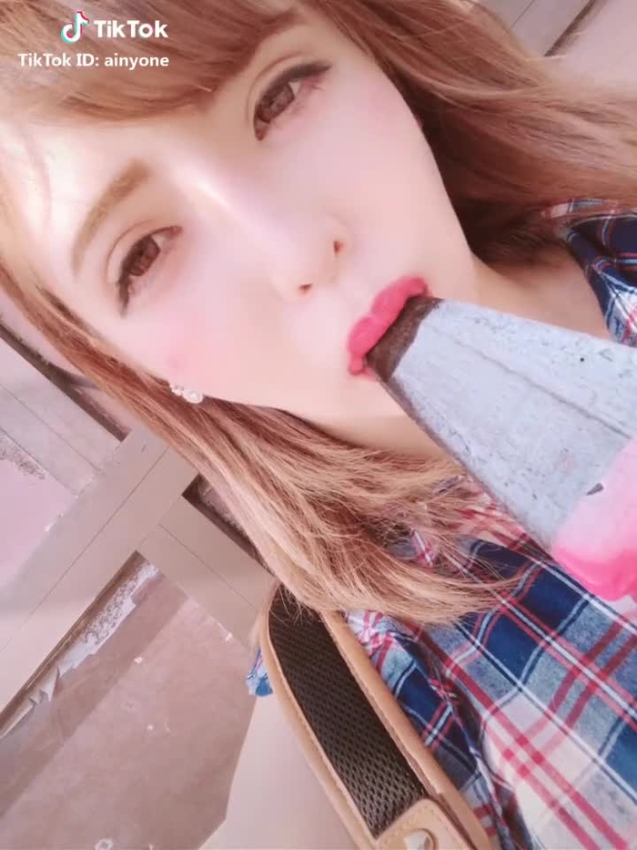 ずっと気になってた黒いスイカバー美味しい〜〜.🍉
