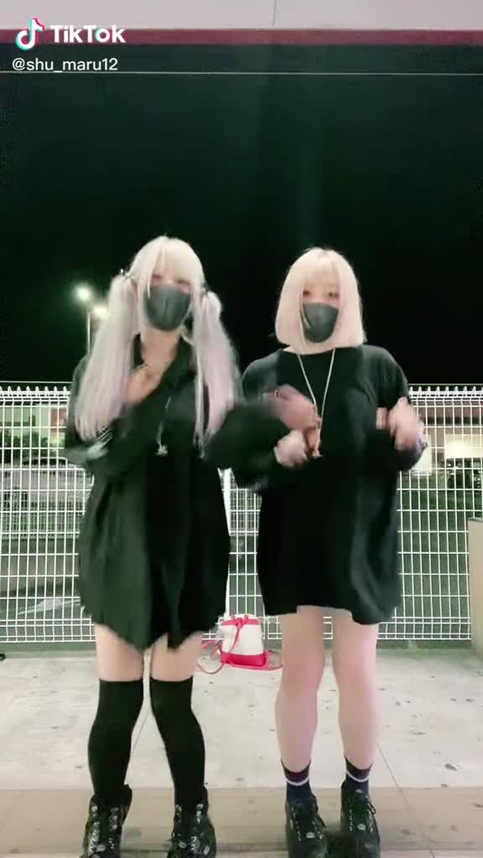 深夜の１時に踊っちゃうタイプのぴえん🥺withちゃま(@chamab0125 )#ネックレスお揃い #ぴえん #笑いすぎて目が潰れる