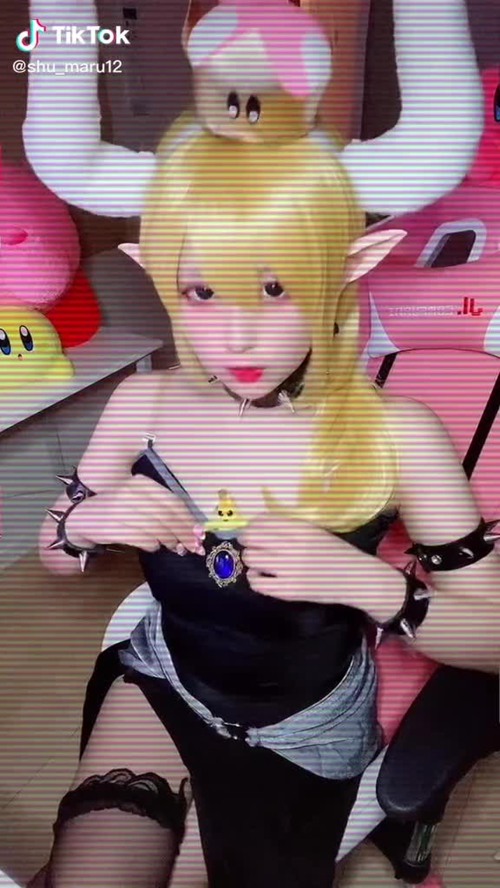ウッーウッーウマウマ(ﾟдﾟ)ｳﾏｰ #ウマウマダンス #クッパ姫 #宅コス #コスプレ #コスプレイヤー さりげなく#ピーリー (   ᐛ)ﾊﾞﾅﾅ