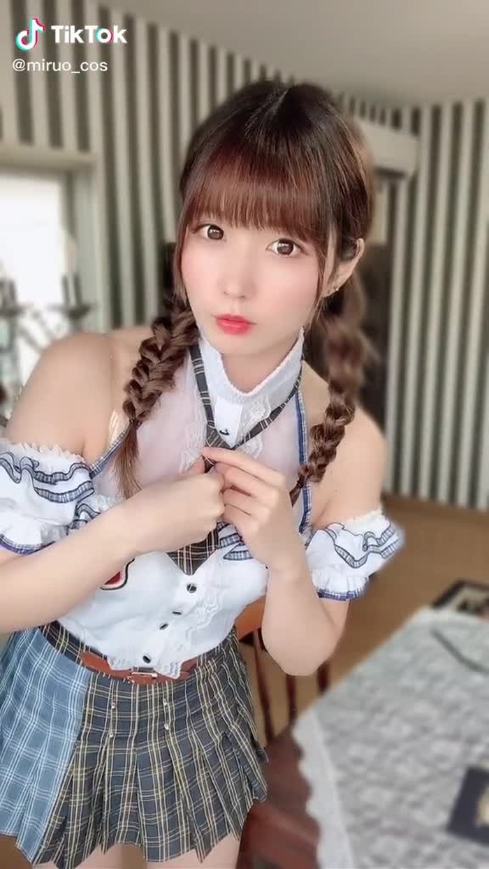 踊れなそうで……？ #制服 #コスプレ