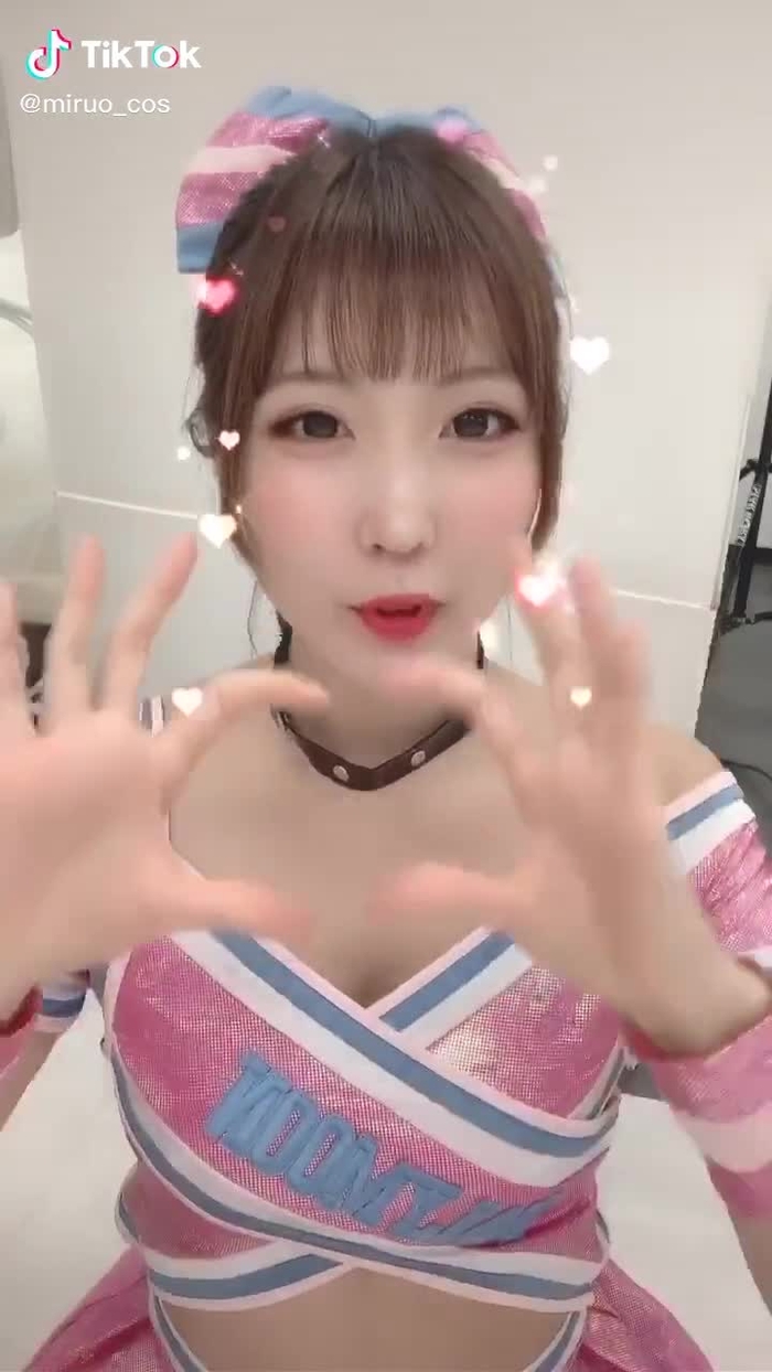 気をつけていてもピースが広い✌🏻がばーっ #顔面国宝それな #コスプレ #チア
