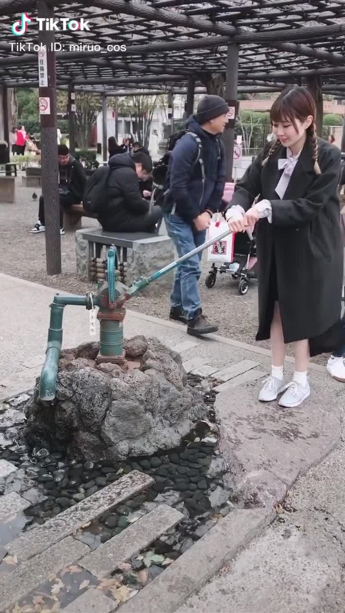 浅草寺にて「あ、あったかい！」 #asakusa #vlog #となりのトトロ