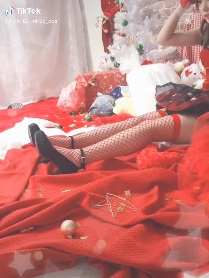 知らない間にモフモフが手についてた🙃 #tiktokxmas #撮影の裏側 #サンタコス