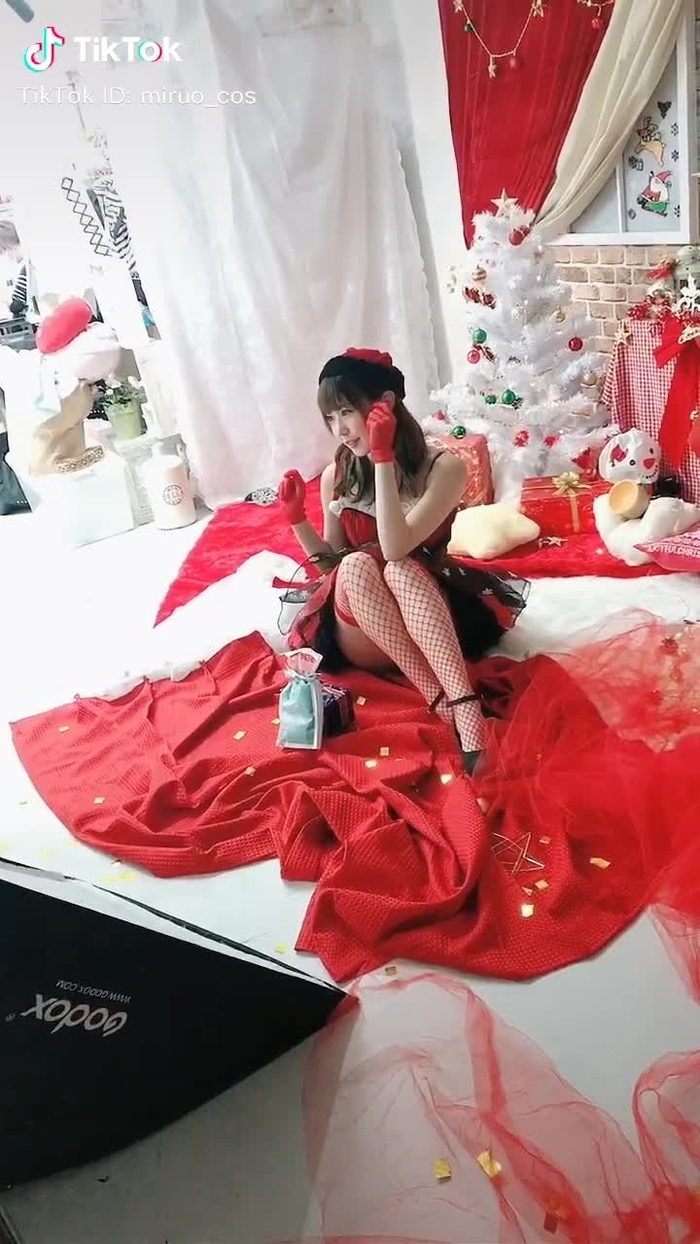 クリスマスイベントグッズの撮影でした🌟 会える機会はツイッターで告知してるからフォローしてね！ #tiktokxmas #コスプレイヤー #サンタ #santagirl