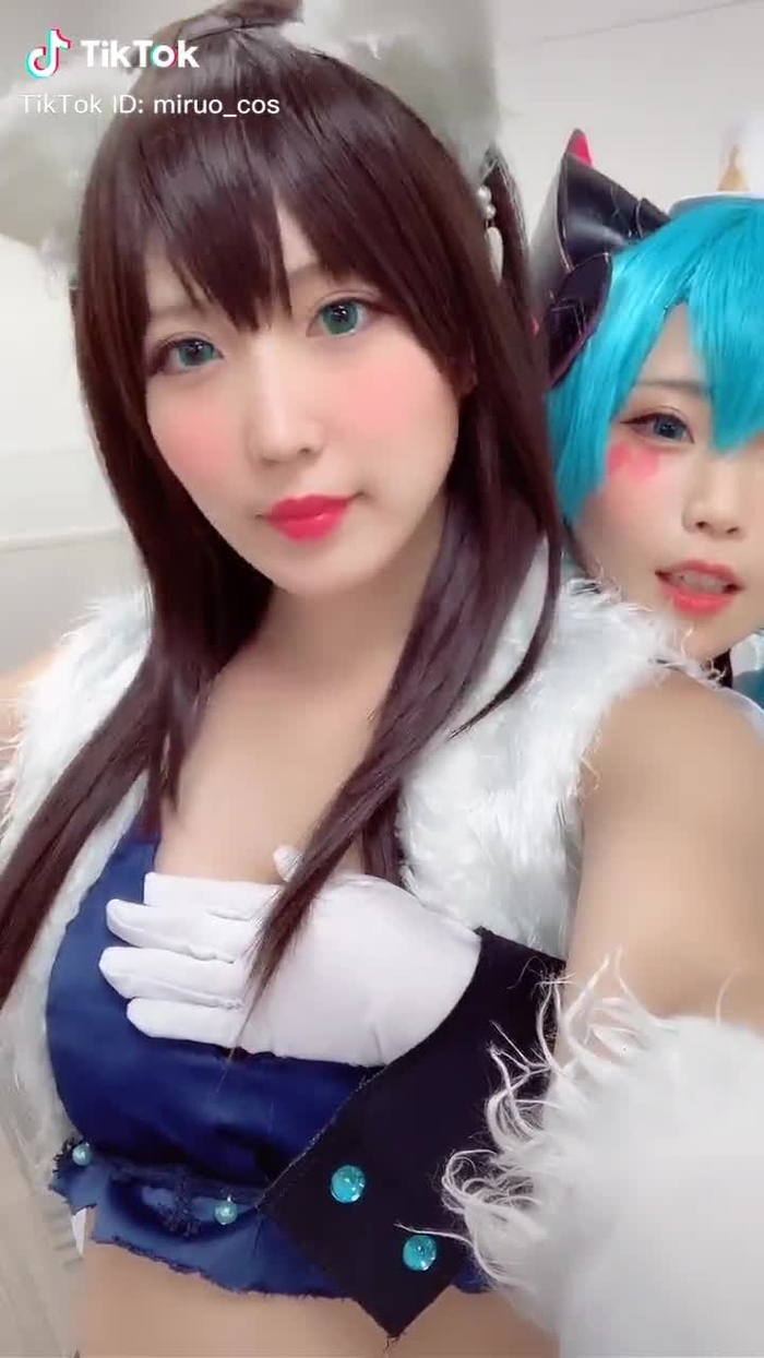 池袋ハロウィンコスプレフェスの楽屋にて「露出対策！」って@くるるん🐥🌸倉坂くるる がガードしてくれました🤣w #コスプレ #渋谷凛 #初音ミク