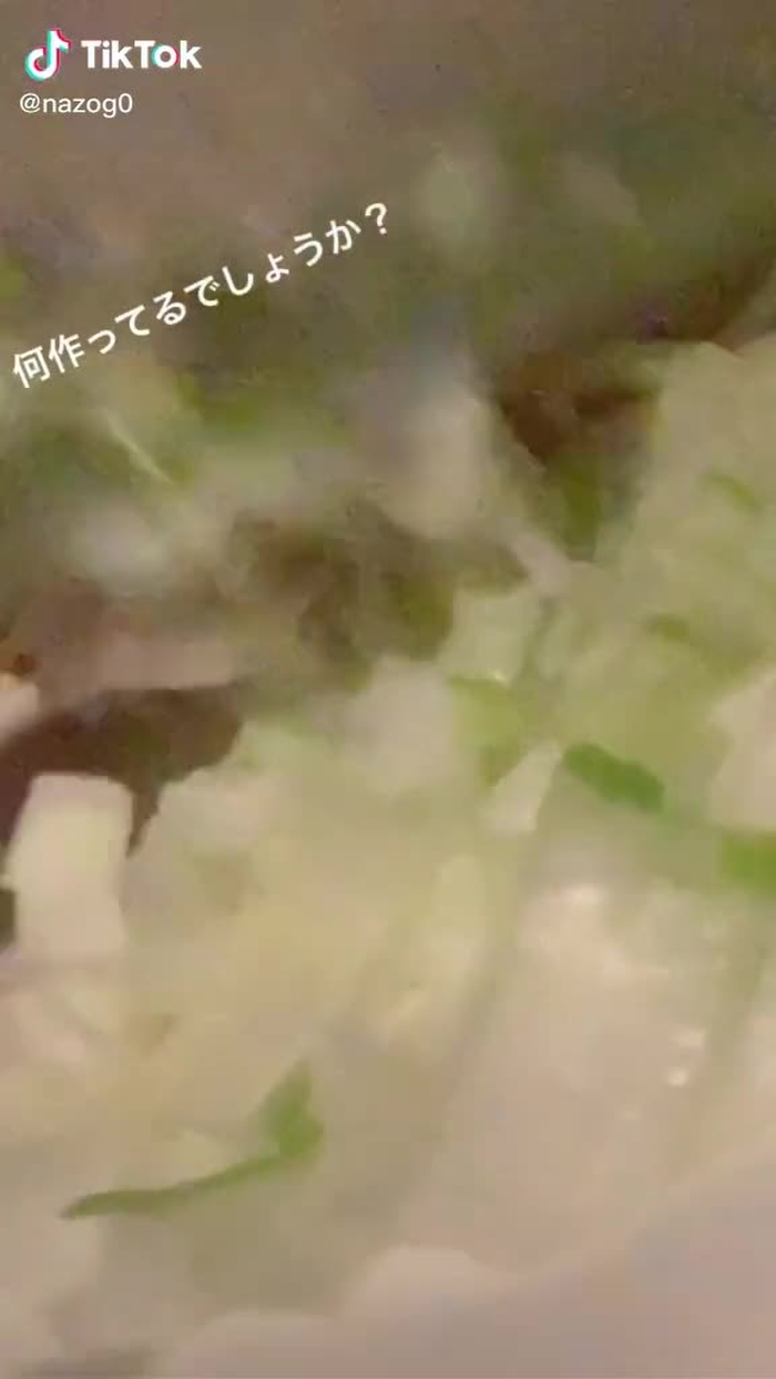 何を作ってるでしょうか？😜#最後に答え#食材#拡大#コロナ