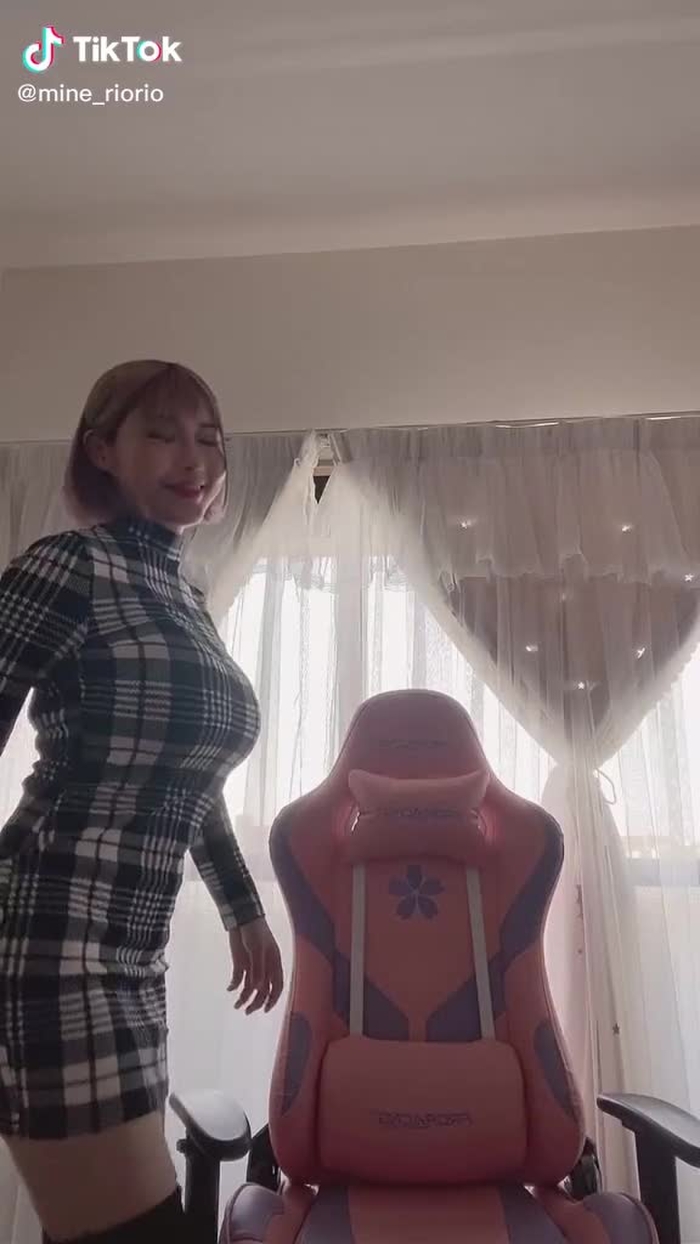 この椅子回るから怖いんやで😂 #ホワイトフィルター #グラビアアイドル #おすすめのりたい #dance