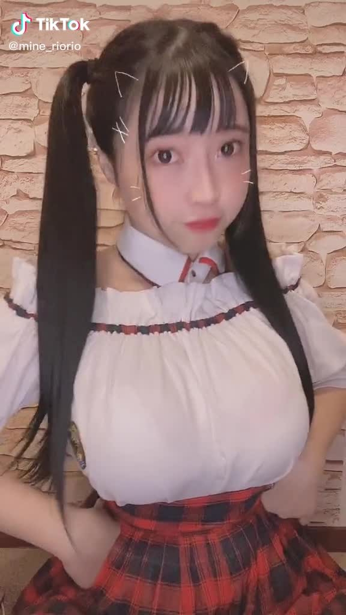 くらえ…っ❣️ #猫パンチ #グラビアアイドル #みねりお #おすすめのりたい 1
