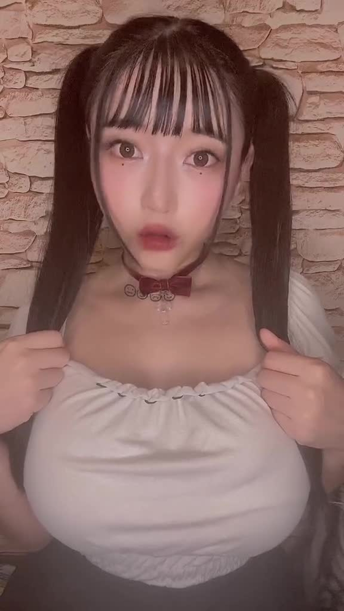 右下にぬっこ😂🐈 #チャイナアドバス #グラビアアイドル #みねりお #おすすめのりたい