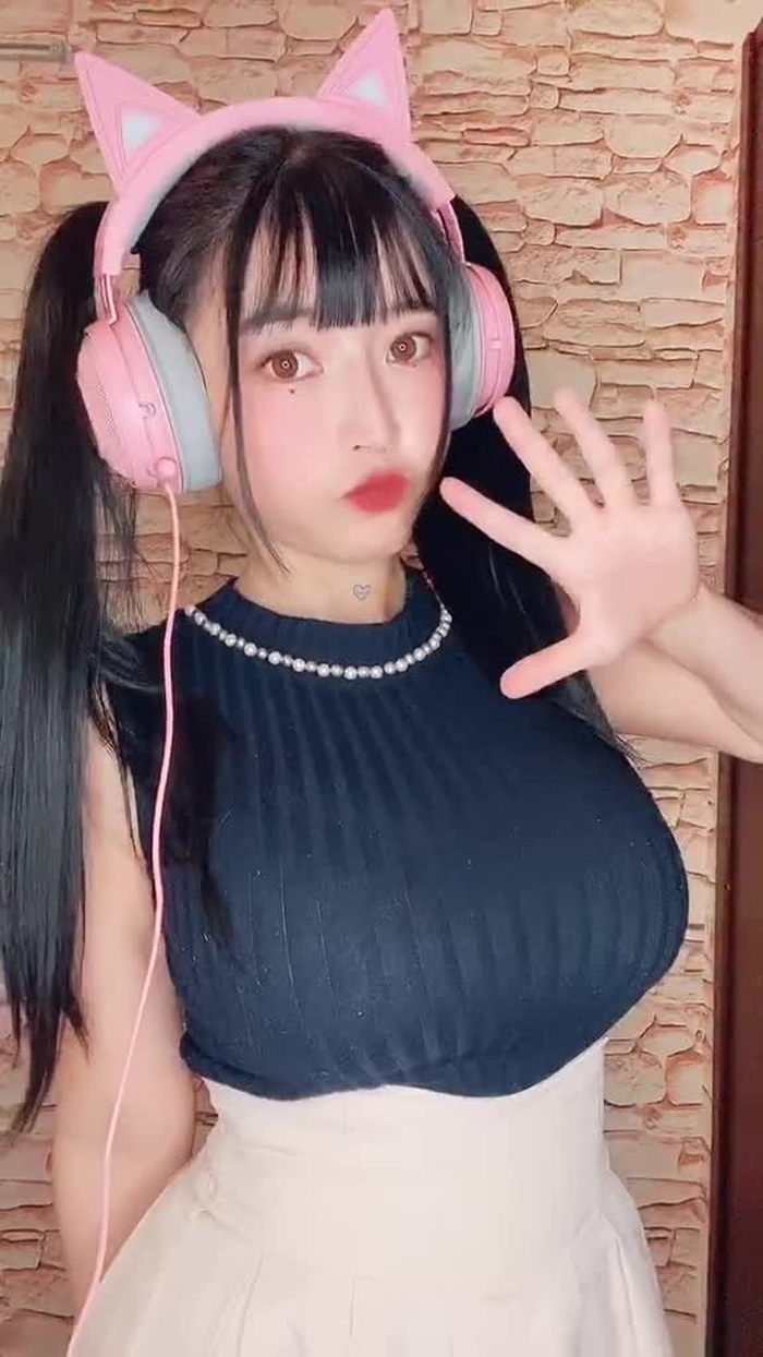 揺れ😂❤ #ぽよんぽよん #ニット #グラビアアイドル #おすすめのりたい 2