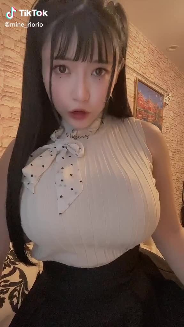 くらえ…❣️🐈 #くらえ猫パンチ #ニット #グラビアアイドル #おすすめのりたい 2