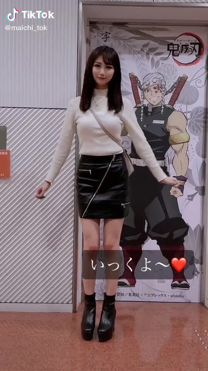 あけましておめでとうございます💗さっきのナンデ#dancechallenge #柱チャレンジ #ミニスカ