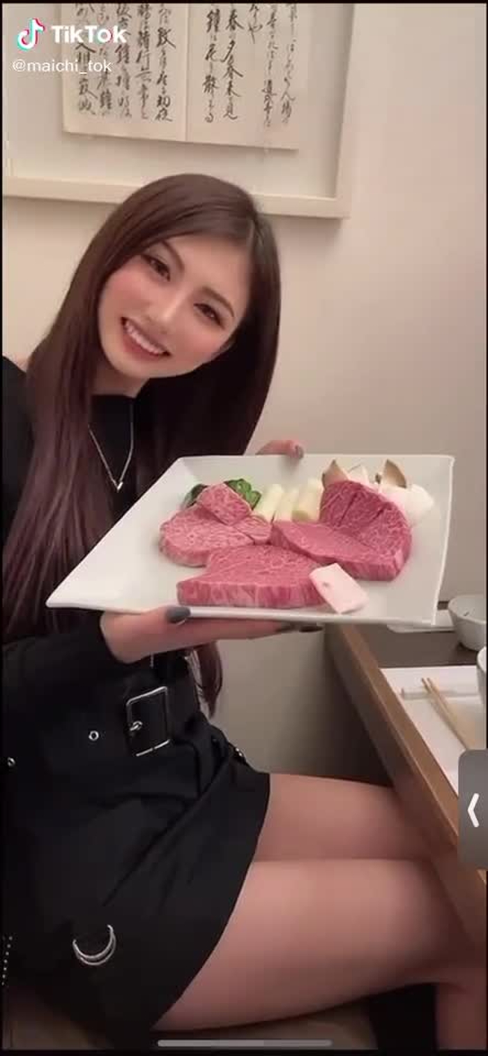 どっちのお肉が好きですかー？💕#うちの子デビュー #tiktokグルメ #美脚