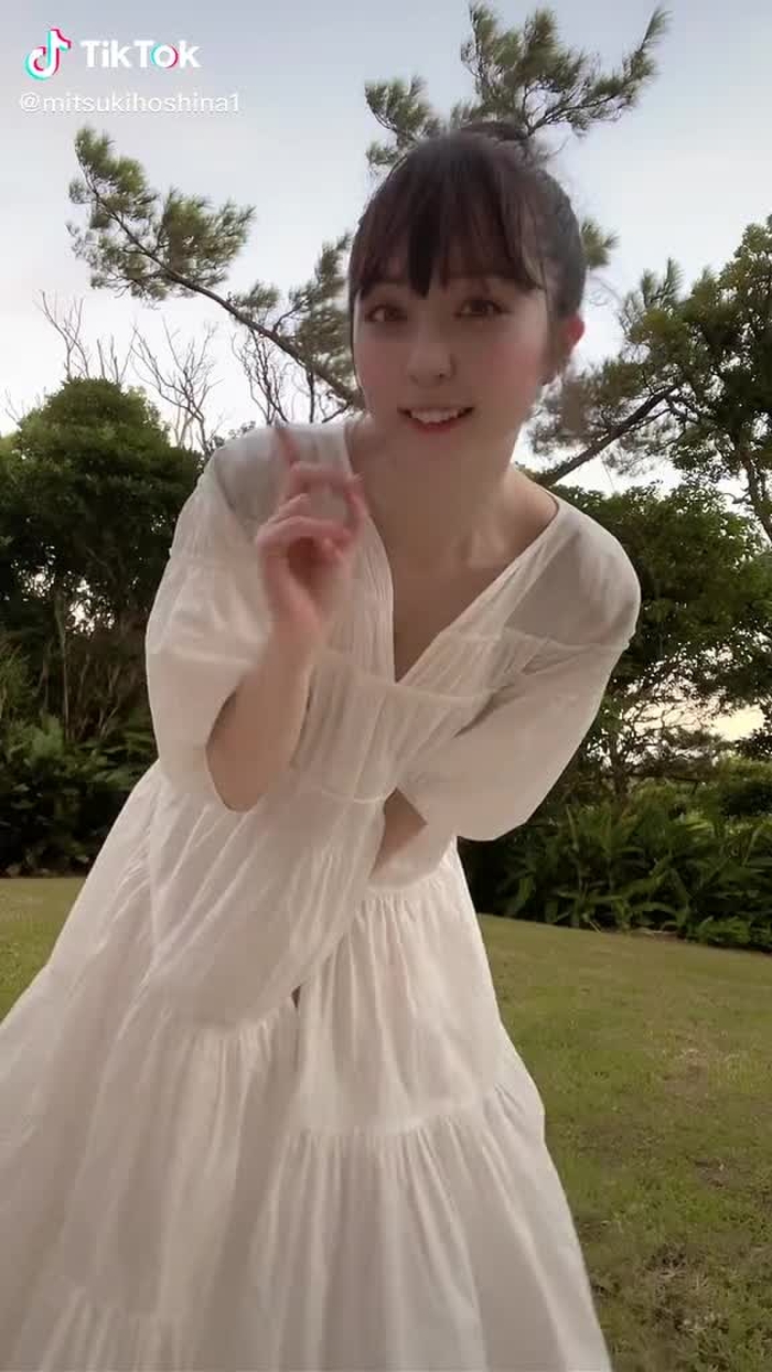 #スカートひらり