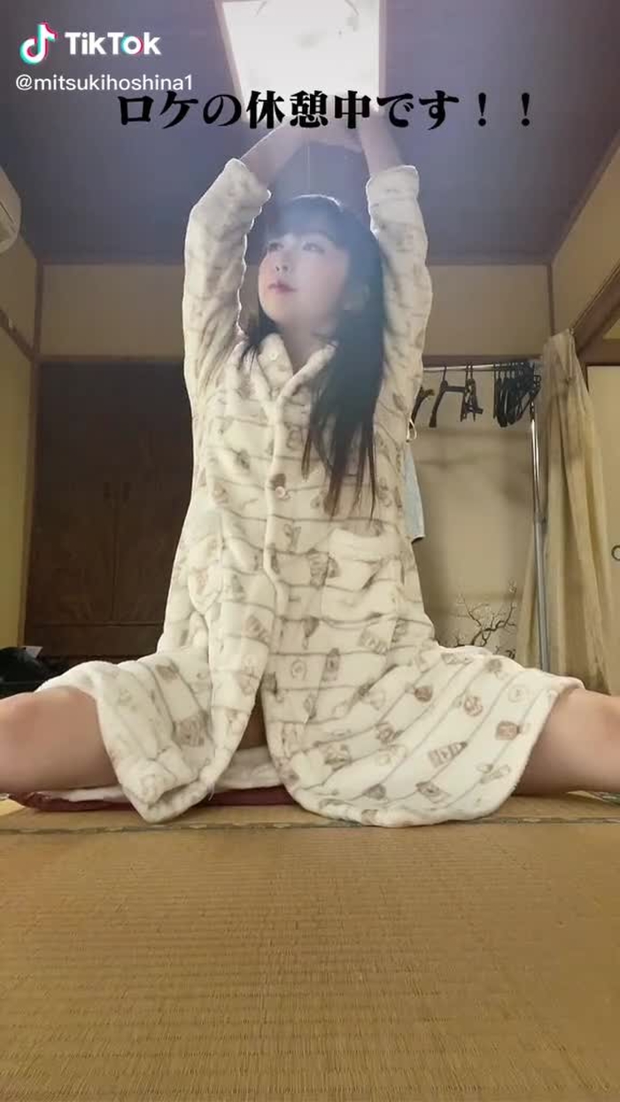 撮影の合間はこうやってストレッチしてます🤸‍♀️ #ストレッチ #見つめる