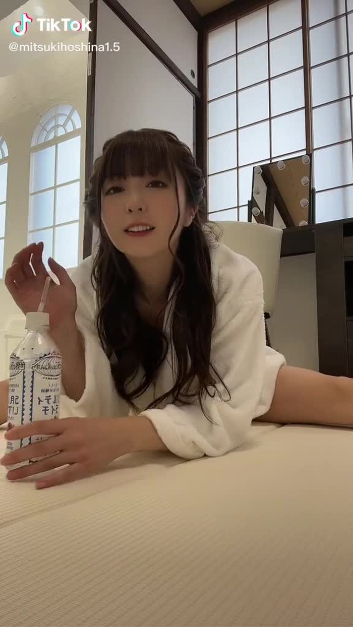 ロケ中ー！待機中はストレッチも兼ねてくつろいです☺️