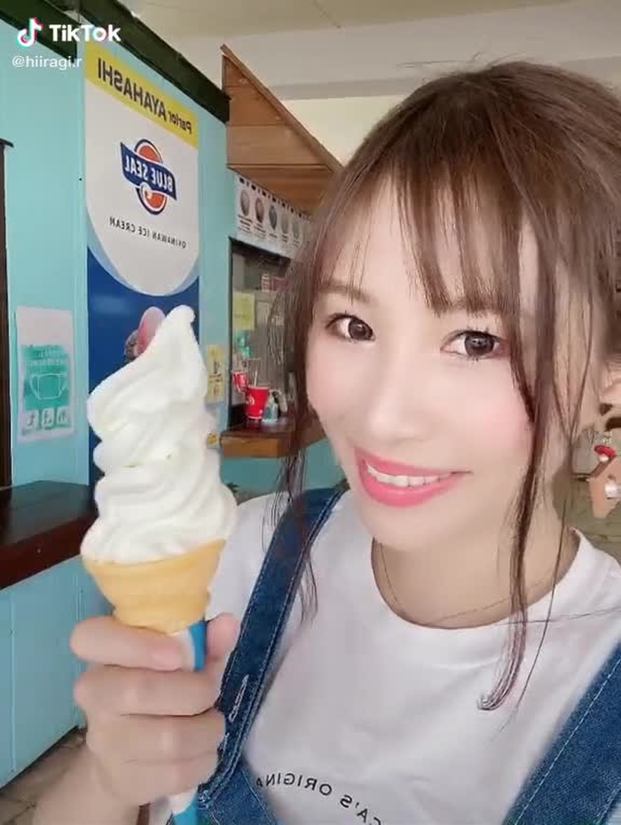 フォロワーさん2,000人突破ありがとうございます✨沖縄で食べたソフトクリーム🍦🙈DVDみたいな食べ方はやっぱり恥ずかしかったです🤣また沖縄に行きたいなぁ✈️#スタンプ超変換MV #塩ミルクソフトクリーム #沖縄 #tiktok初心者 #グラビア
