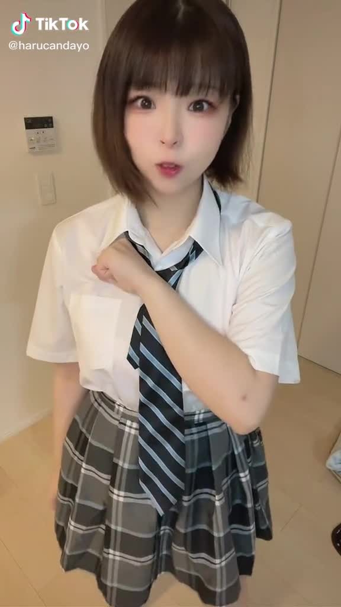 ダンス苦手🥺だけど踊って見たかった😢ファンティア今日は制服です😊😊無料もあるので見てね😆a#虹色戦争