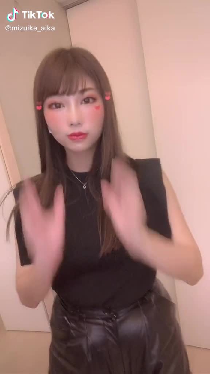 相変わらずの腰のぎこちなさw